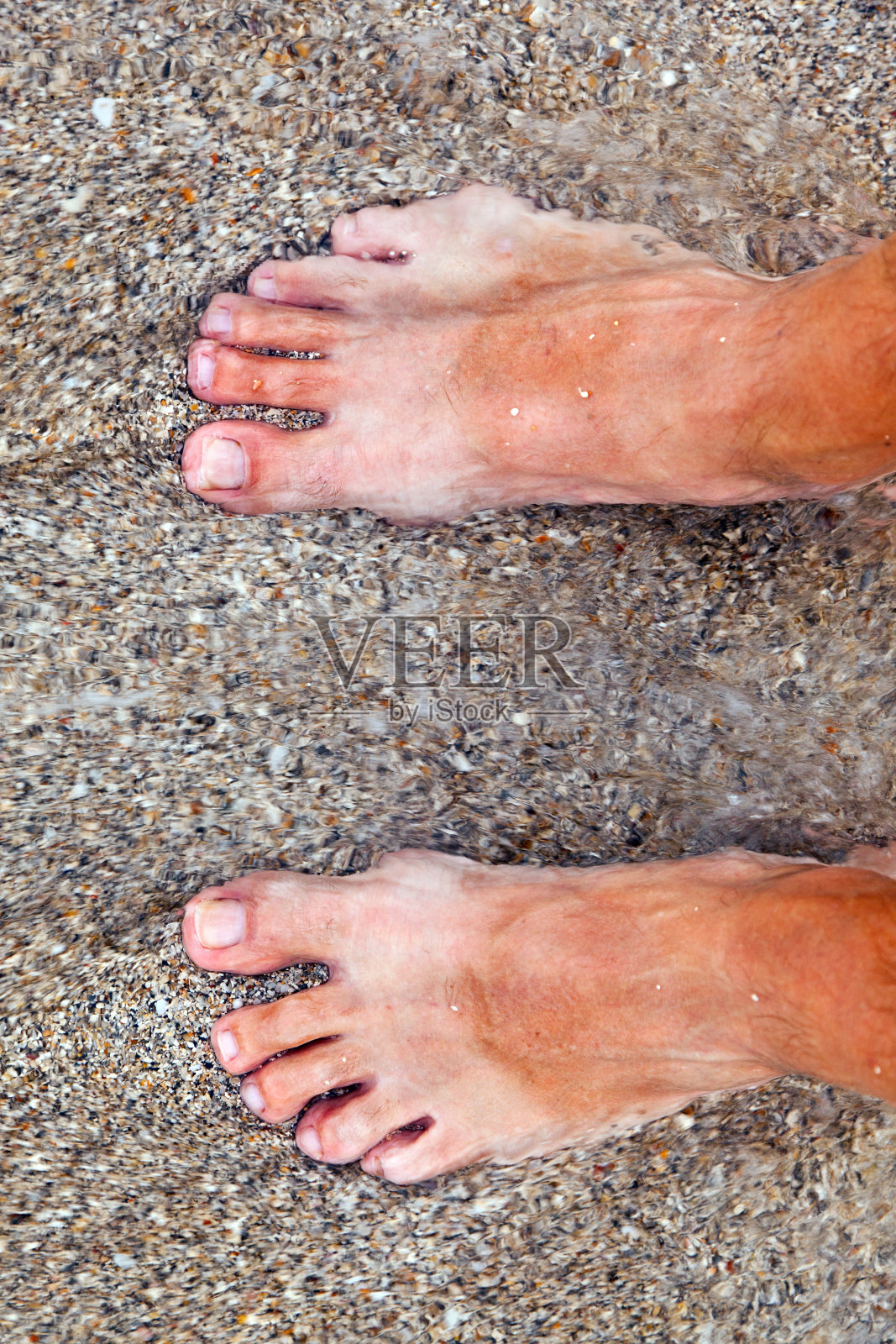 海滩上的男人的脚照片摄影图片