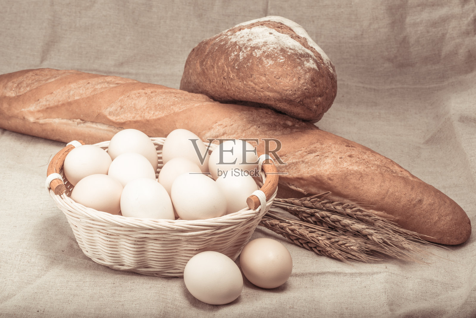 小麦面包和鸡蛋照片摄影图片