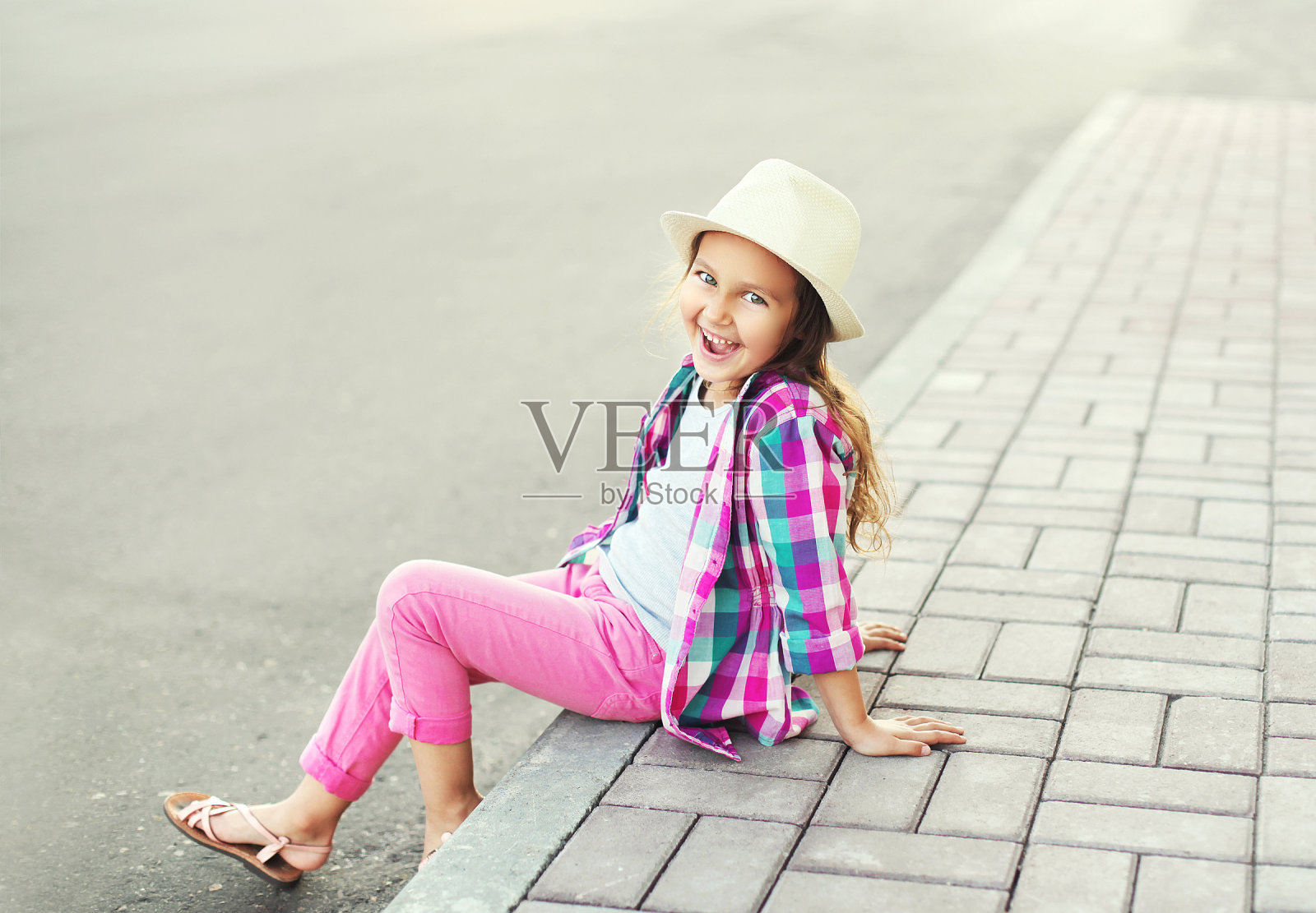 时尚微笑的小女孩，孩子穿着衬衫和帽子照片摄影图片