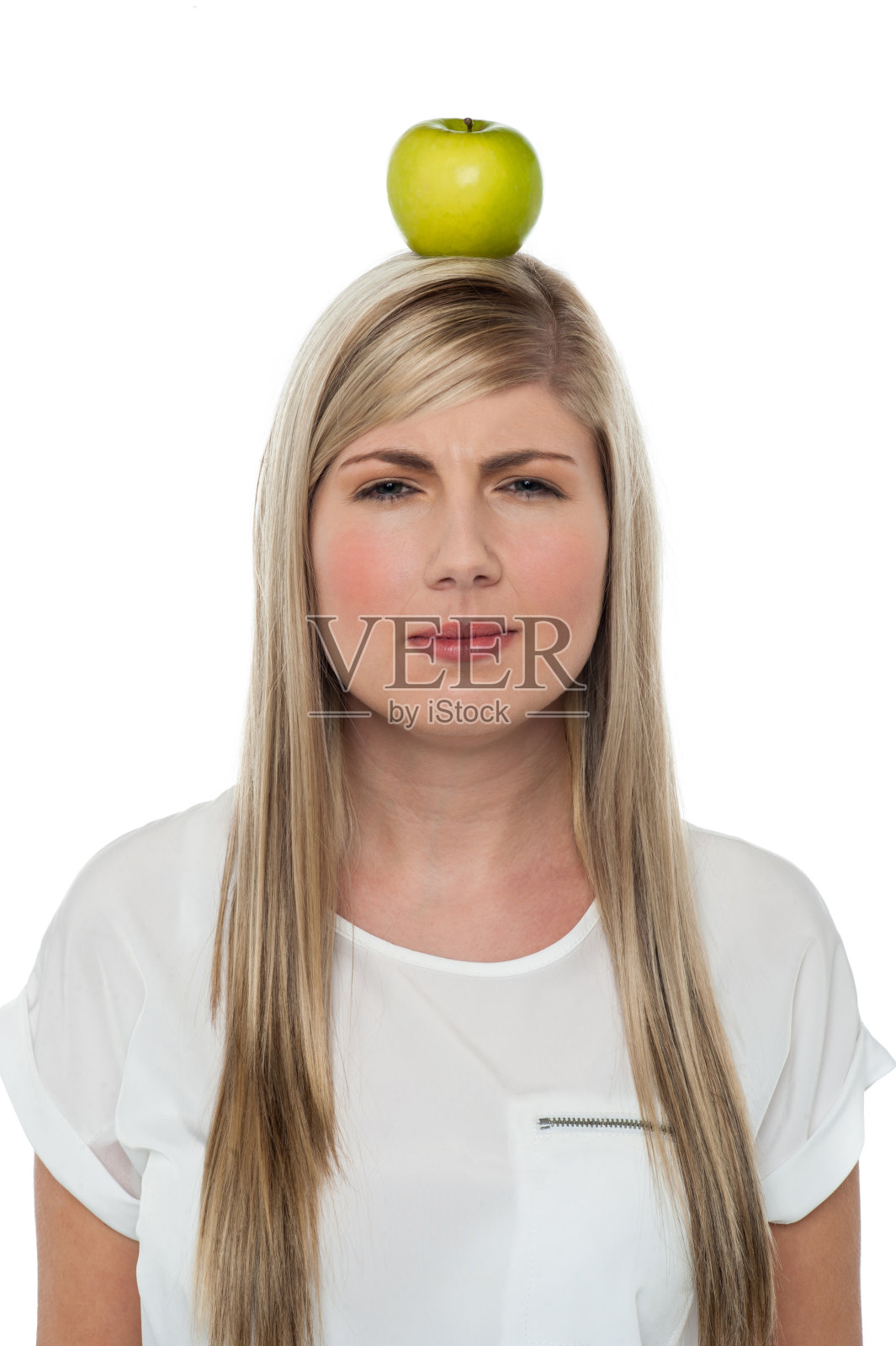 头上戴着苹果的女人照片摄影图片