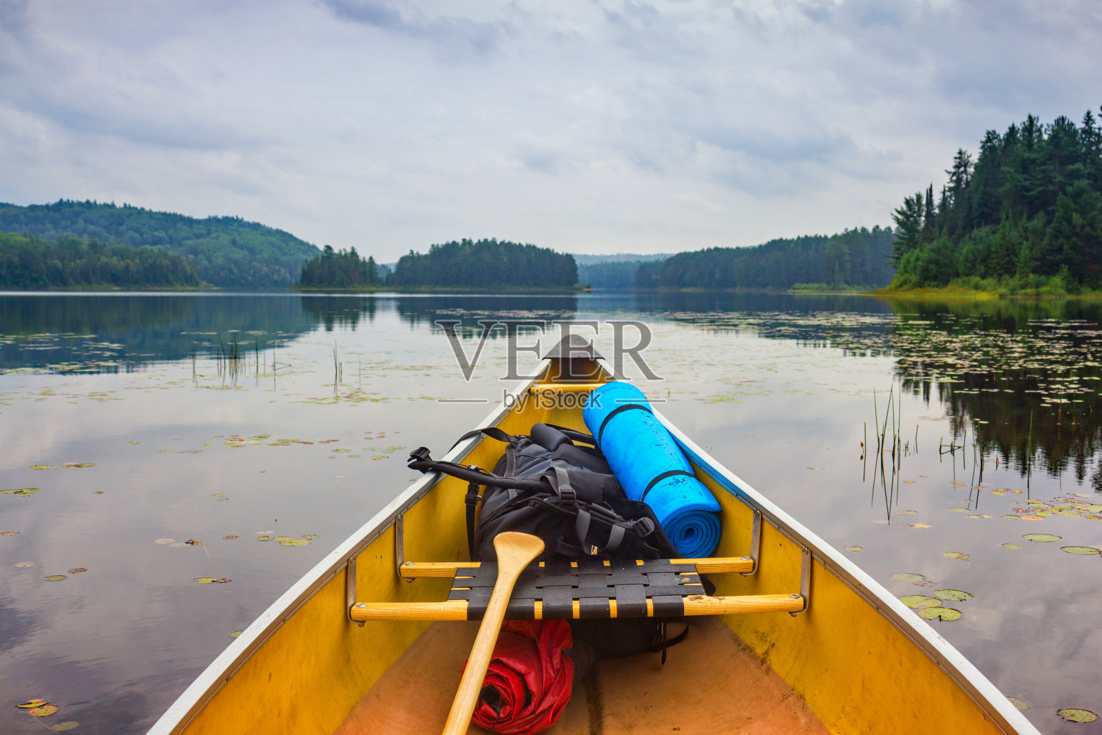 荒野湖上的风景独木舟之旅照片摄影图片