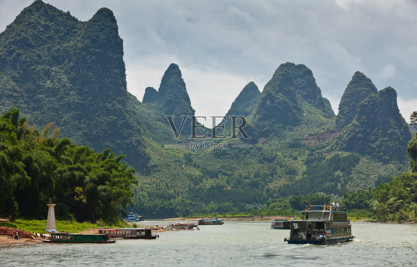 中国桂林漓江上的船只照片摄影图片