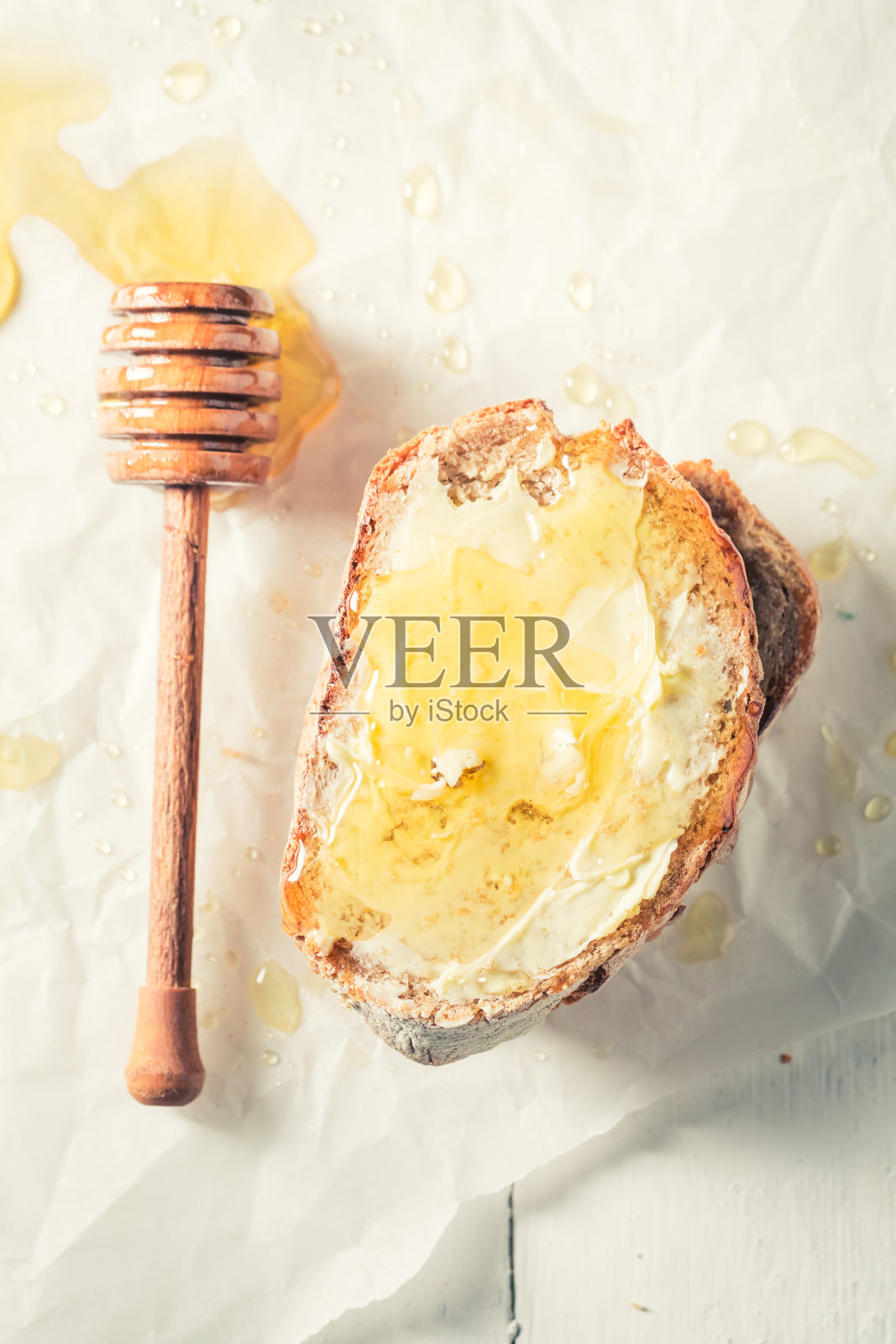 俯视图的三明治与蜂蜜和牛奶的早餐照片摄影图片