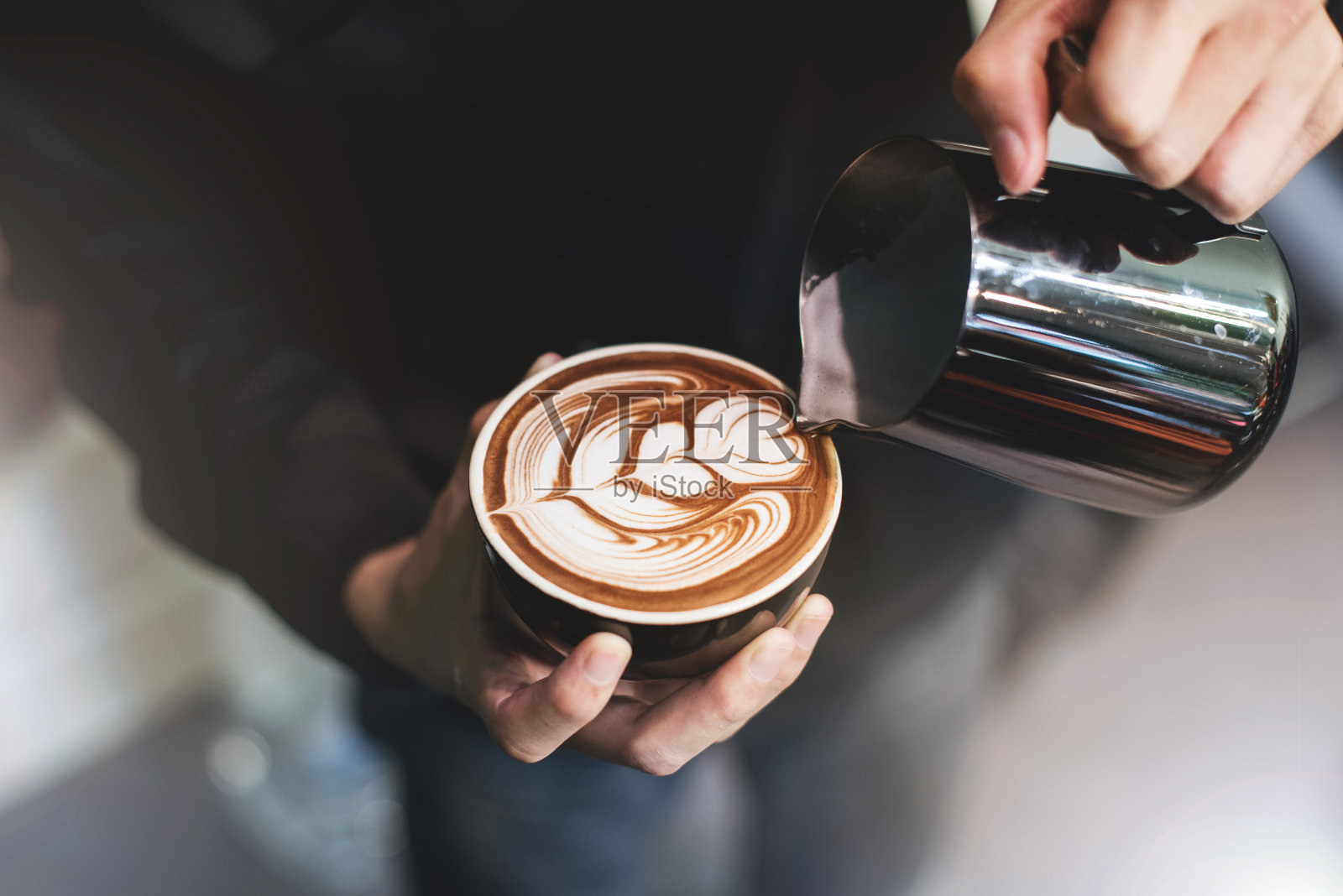 咖啡师制作咖啡杯拿铁艺术照片摄影图片