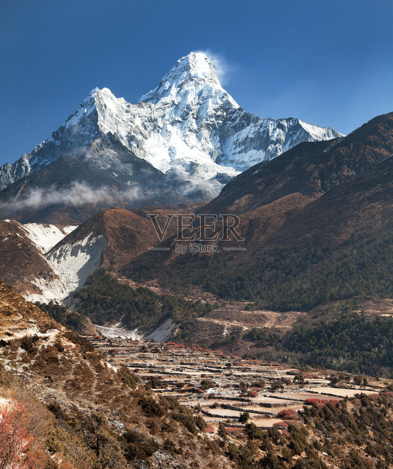阿玛达布兰山和邦波切村的景色照片摄影图片