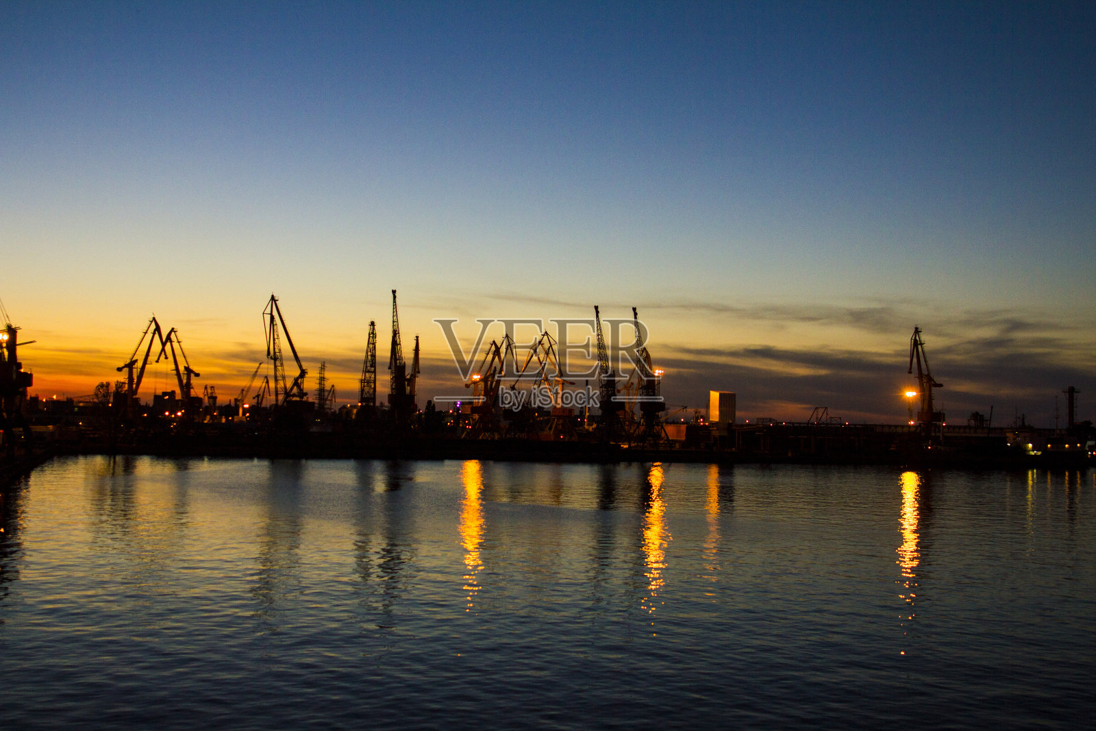 造船厂的夕阳照片摄影图片