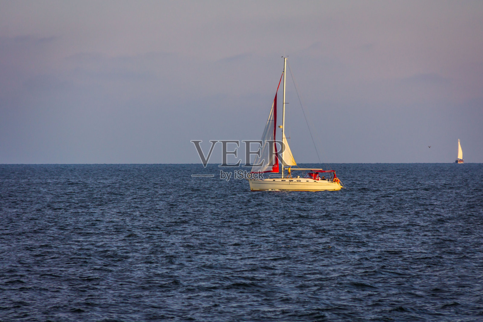 黑海中的小船照片摄影图片