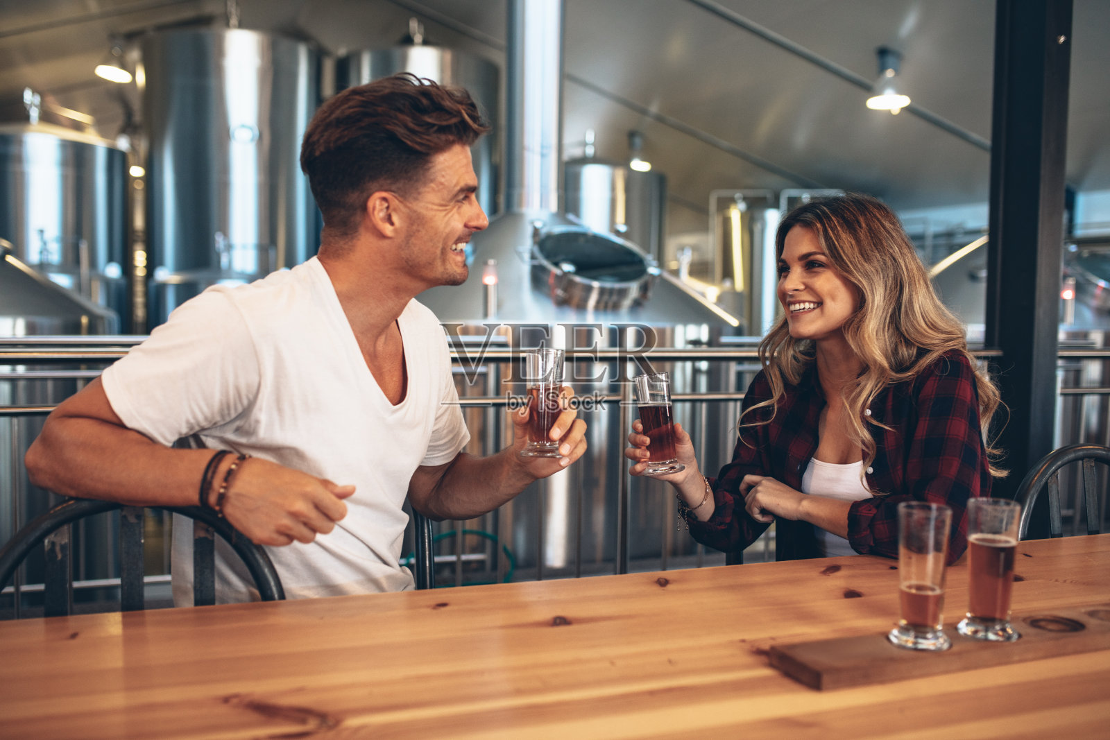 一对夫妇在啤酒厂祝酒照片摄影图片