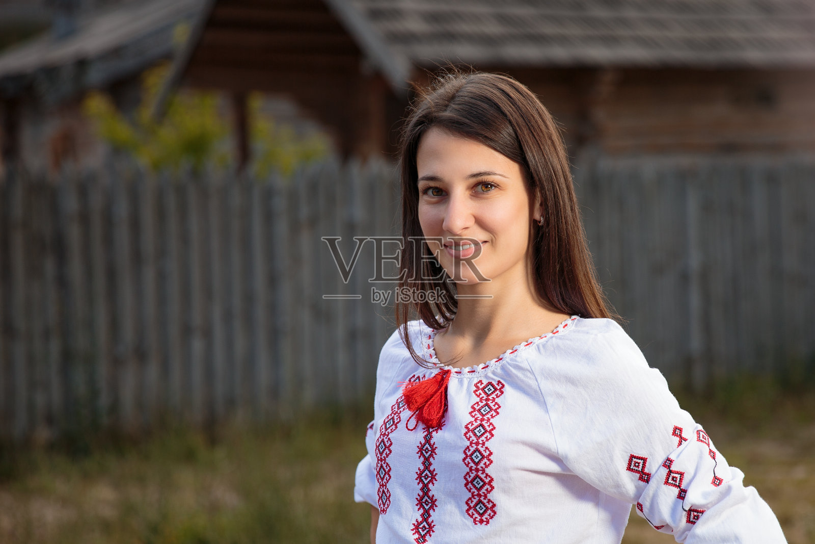穿着乌克兰民族服装的漂亮女孩照片摄影图片