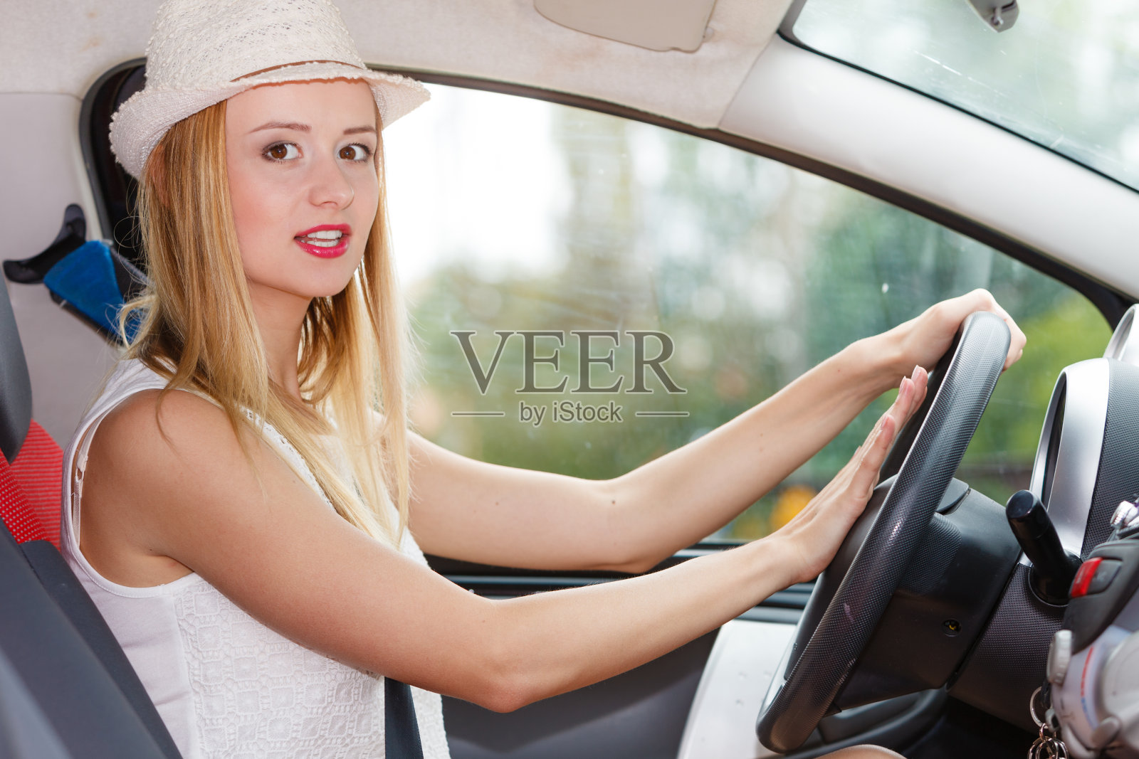 女人开车，手按喇叭按钮照片摄影图片