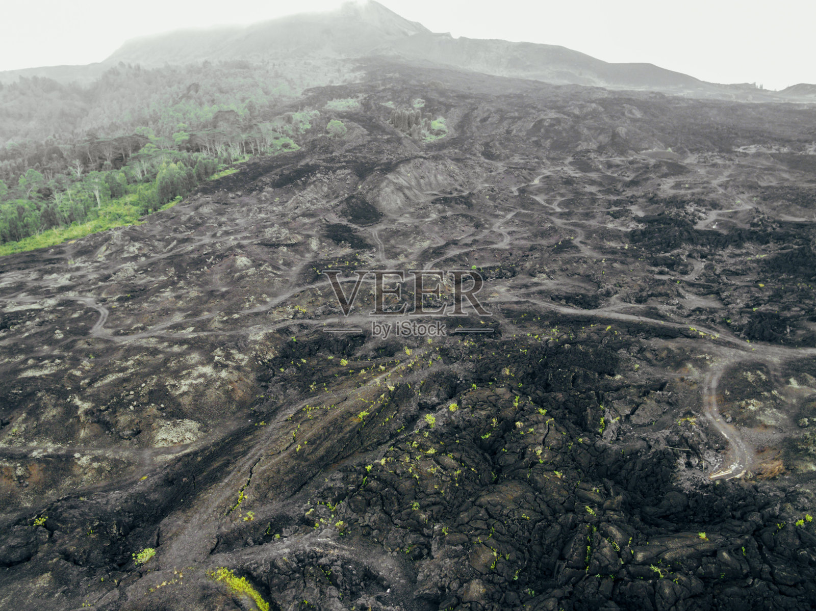 印尼巴图尔火山鸟瞰图照片摄影图片