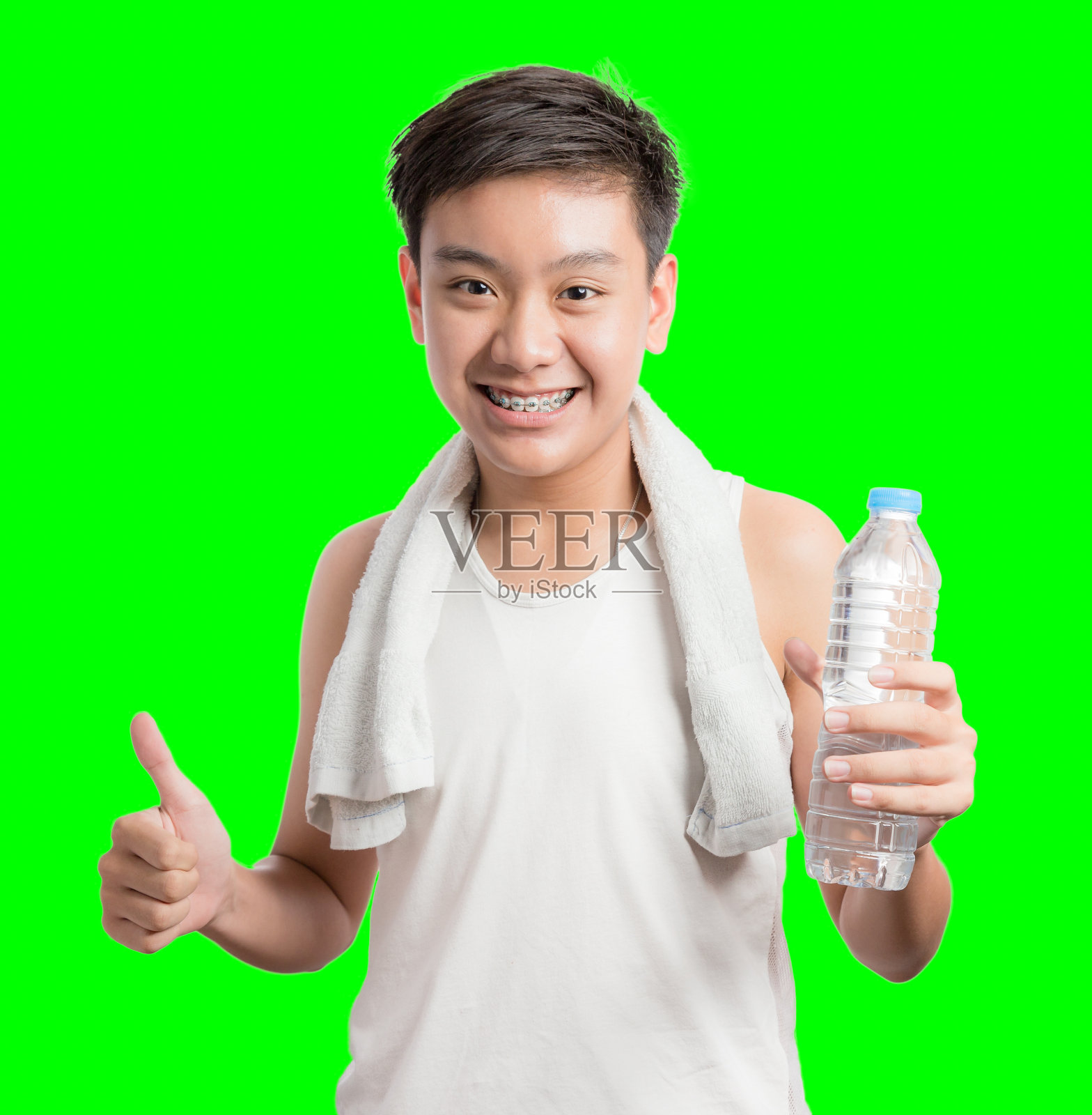 健身锻炼的年轻人拿着水准备锻炼。对孤立的绿色色度关键背景。照片摄影图片