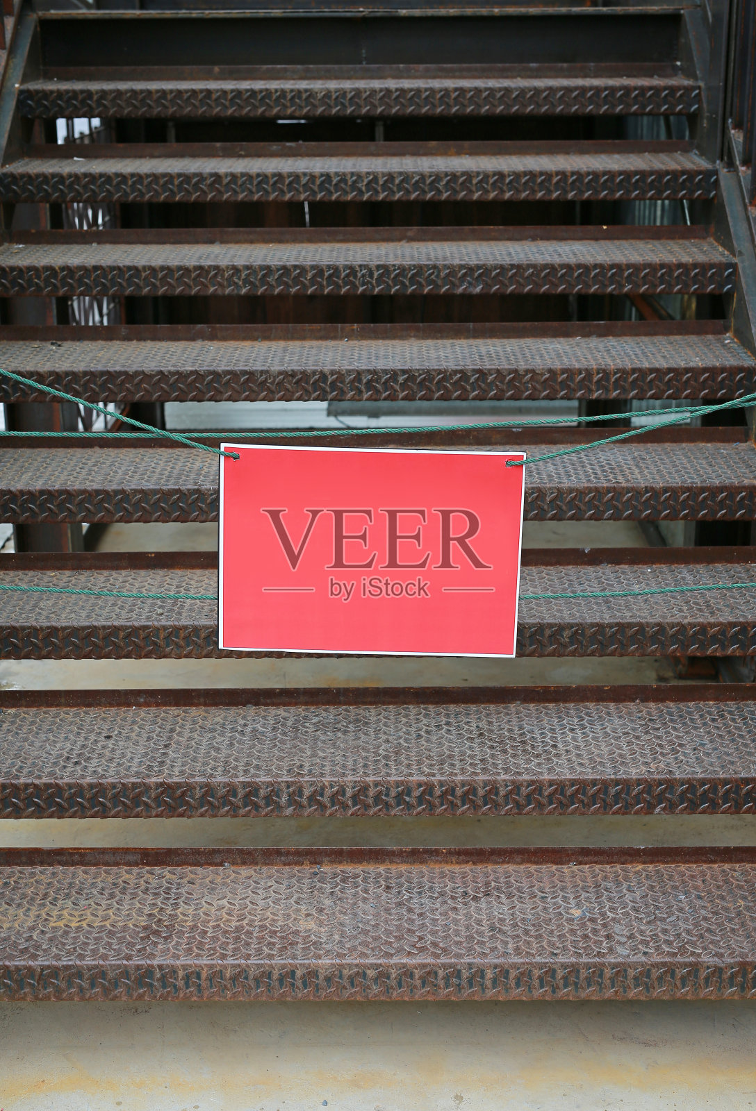 楼梯上的红色标签为空，禁止进入。照片摄影图片
