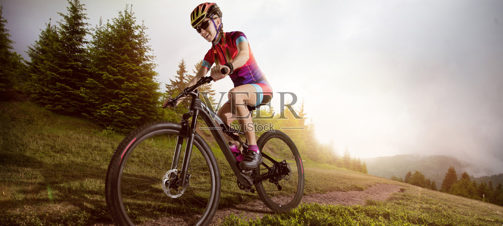运动。骑山地自行车的人骑单轨。照片摄影图片