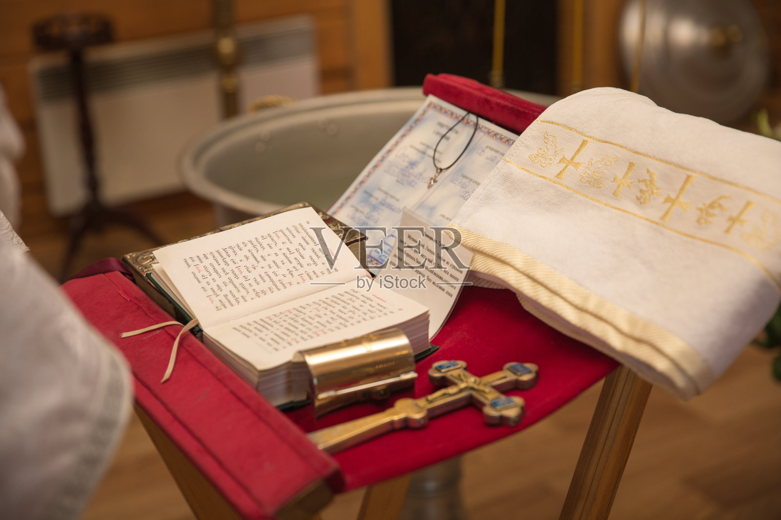 祭坛上的教堂用具，教堂祭坛上的龟头，十字架，桌子上的圣经，水洗礼仪式照片摄影图片