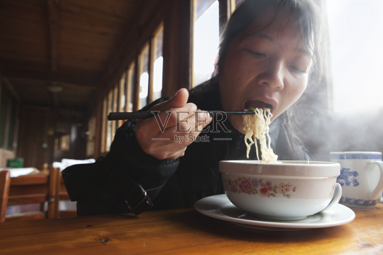 在中国吃面条照片摄影图片