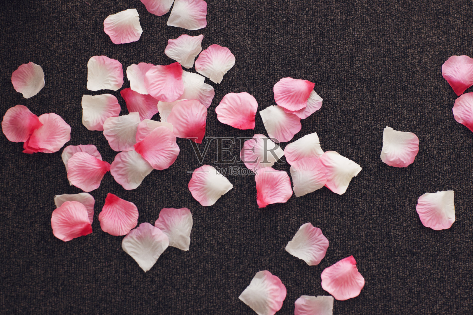 地板上有玫瑰花瓣的五彩纸屑照片摄影图片