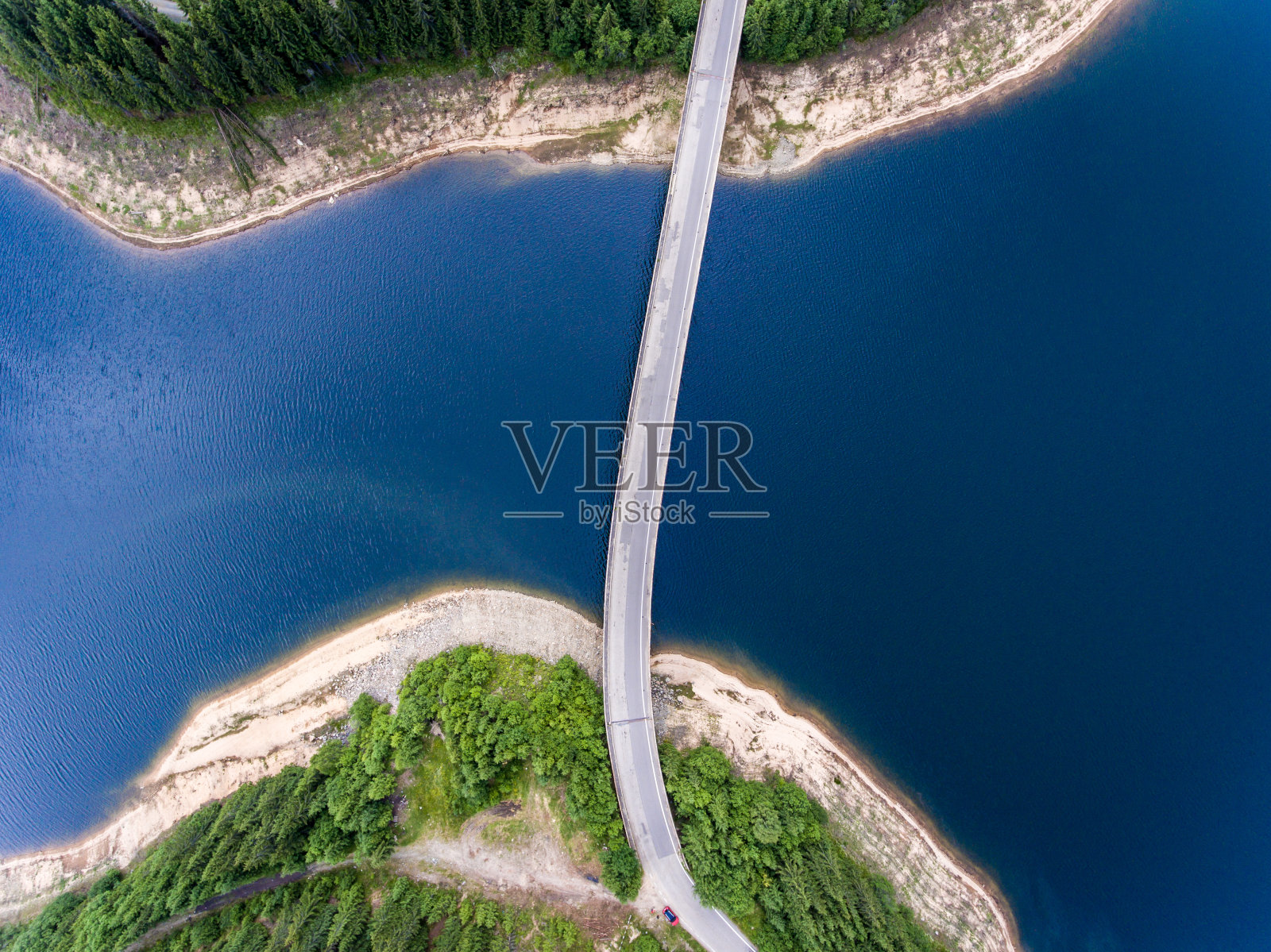 路桥穿越湖泊鸟瞰图照片摄影图片