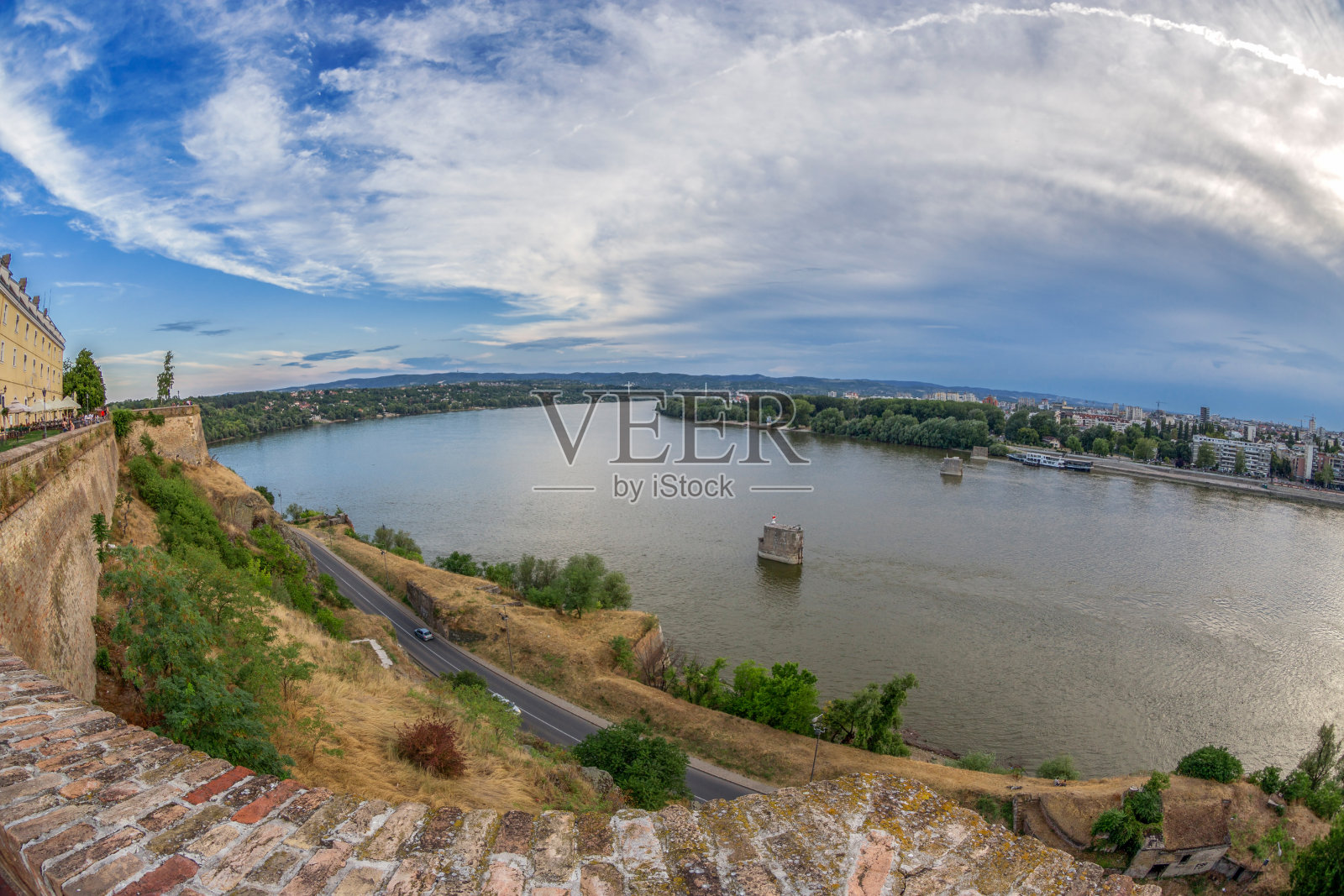 彼得罗瓦拉丁要塞和多瑙河照片摄影图片