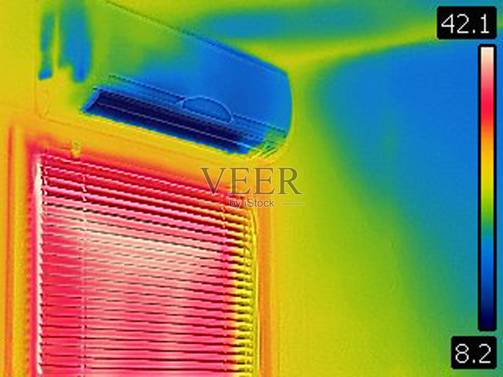 在非常炎热的夏天，房间内空调的热图像，在带有百叶窗的窗户上方。室外温度达到40摄氏度以上。照片摄影图片