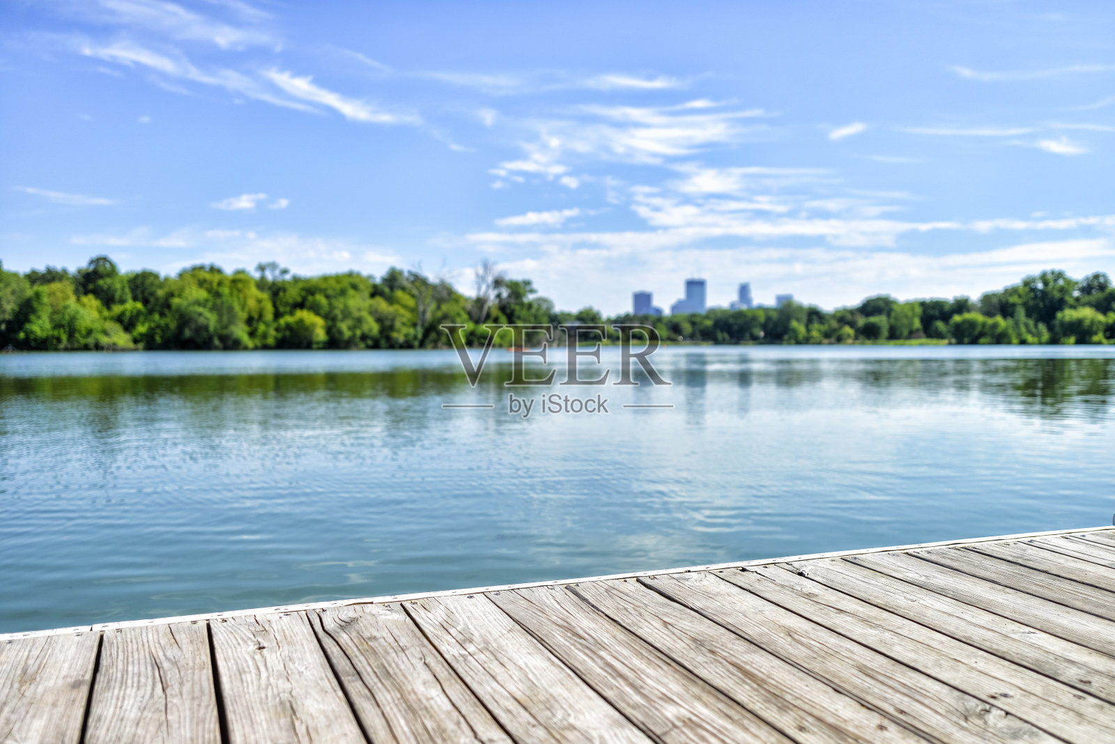 码头在湖上的城市湖泊-明尼阿波利斯照片摄影图片