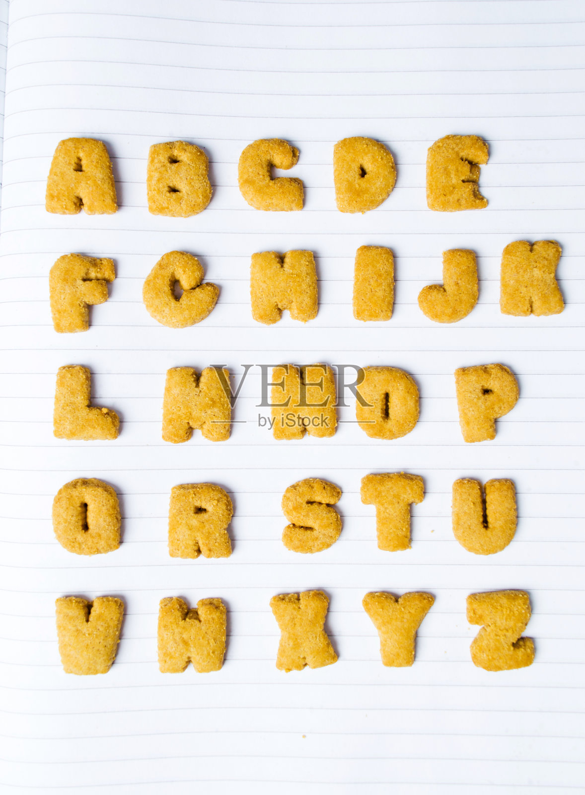 笔记本上的字母形状的饼干照片摄影图片