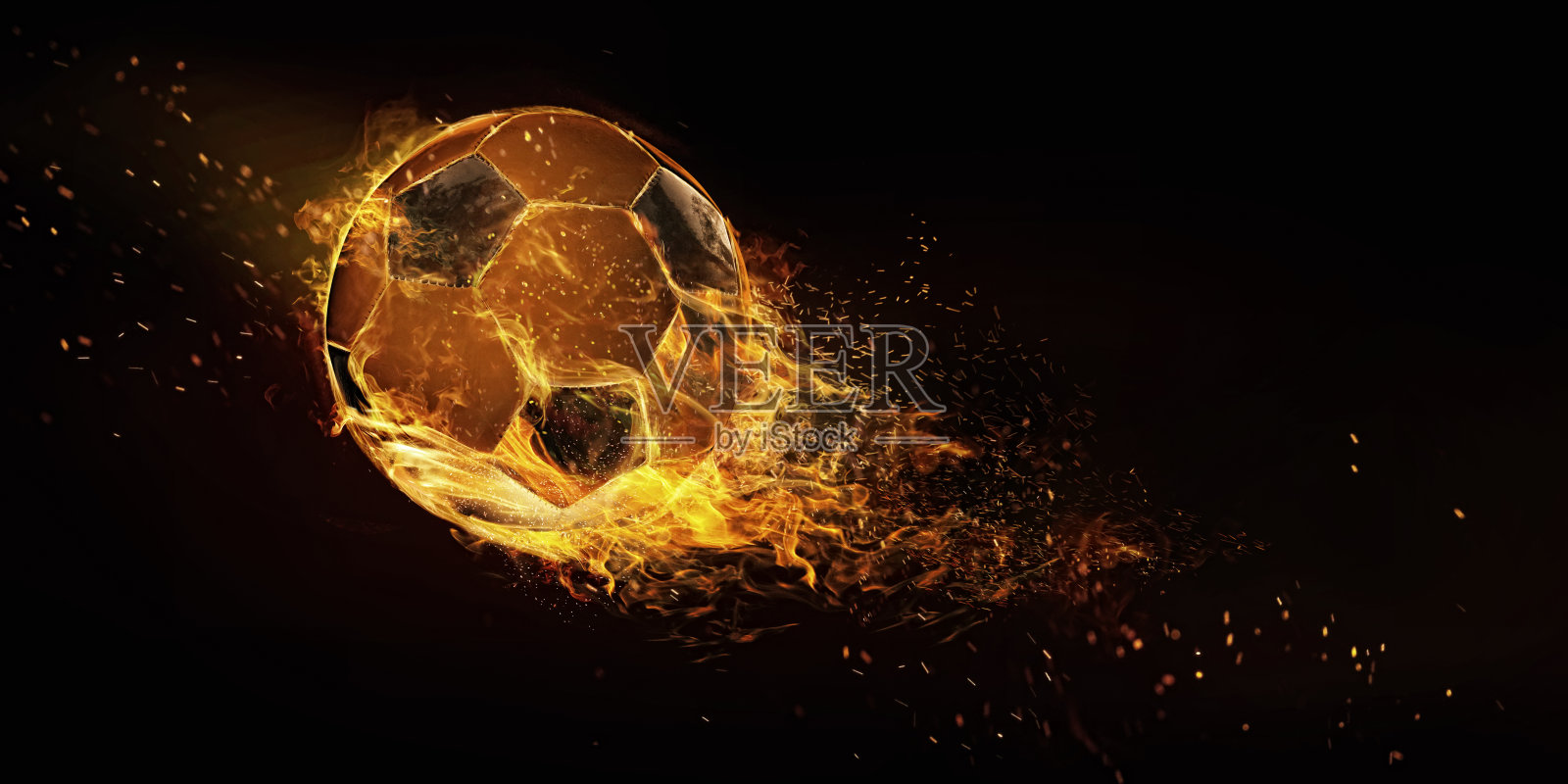 运动。足球在火焰的特写图像。足球孤立在黑色背景。足球的能量。照片摄影图片