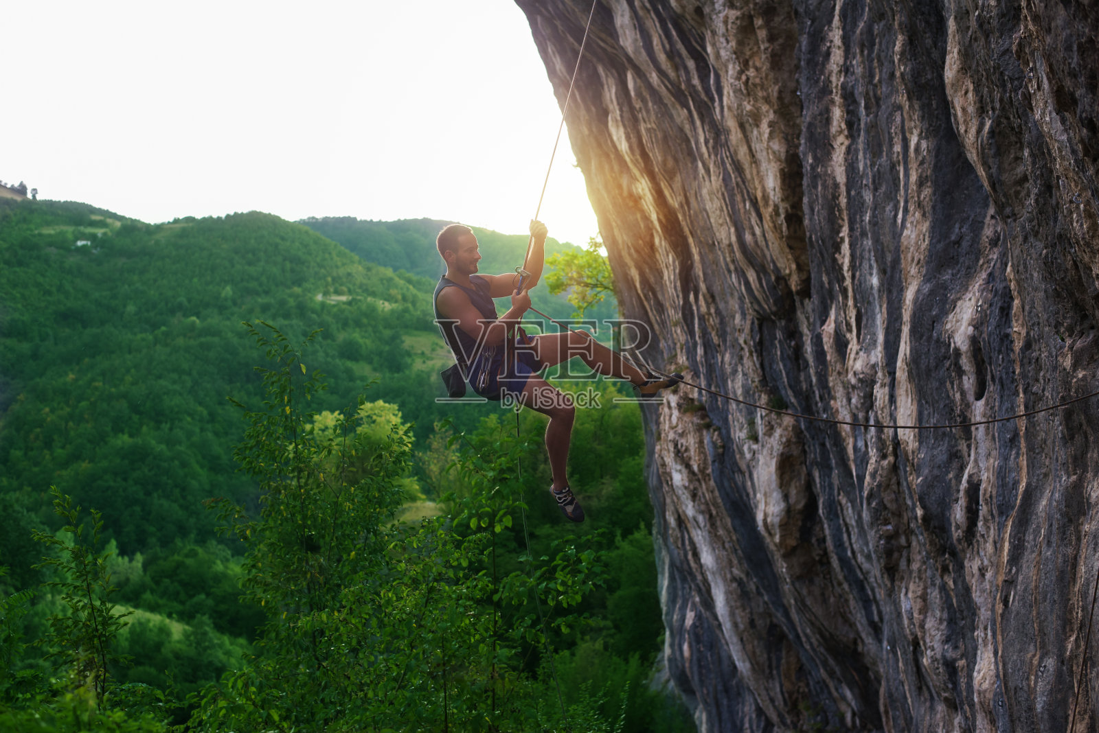 攀岩者在户外山间攀岩照片摄影图片