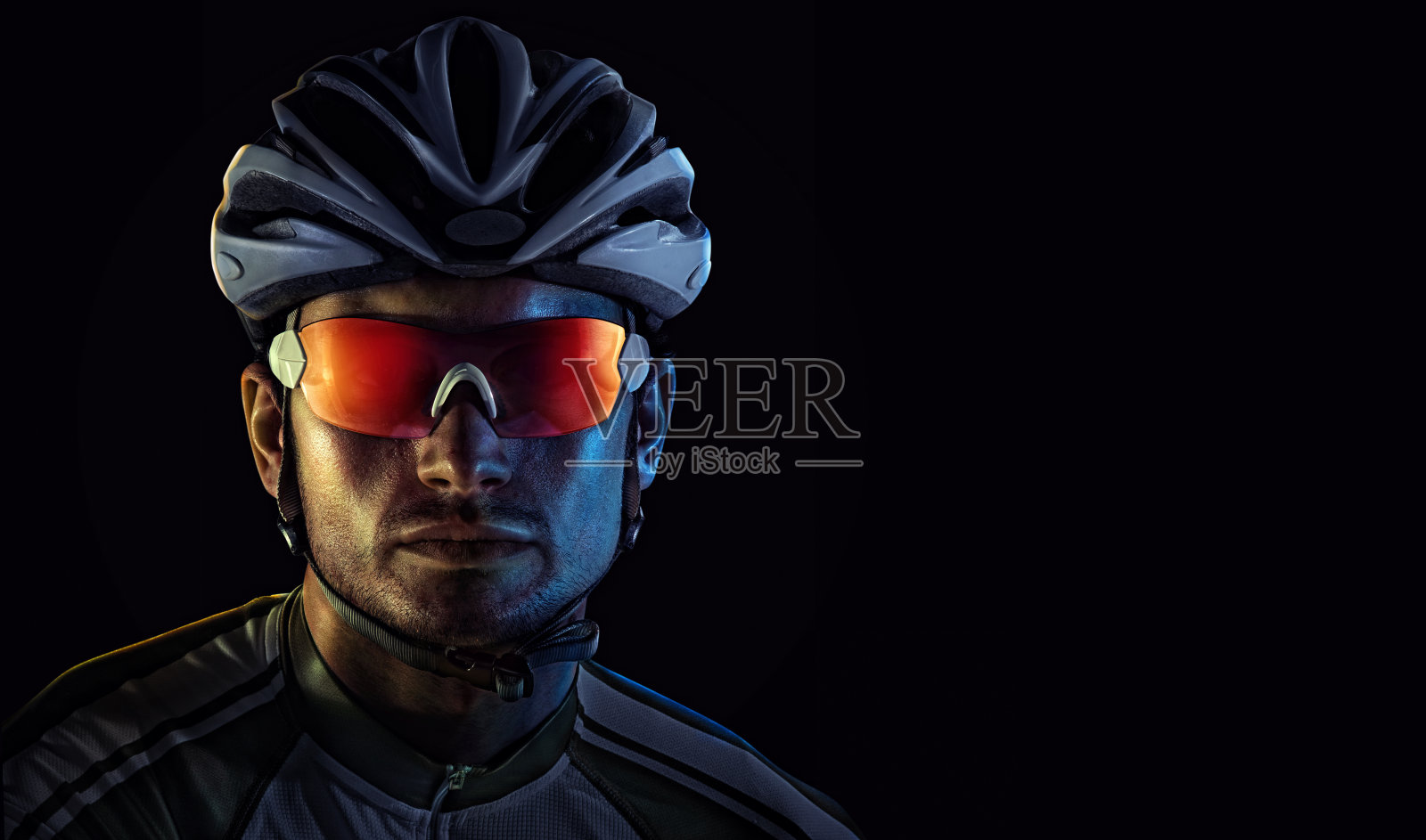发布背景与copyspace。骑自行车的人。Dramaticcolorful特写肖像。照片摄影图片