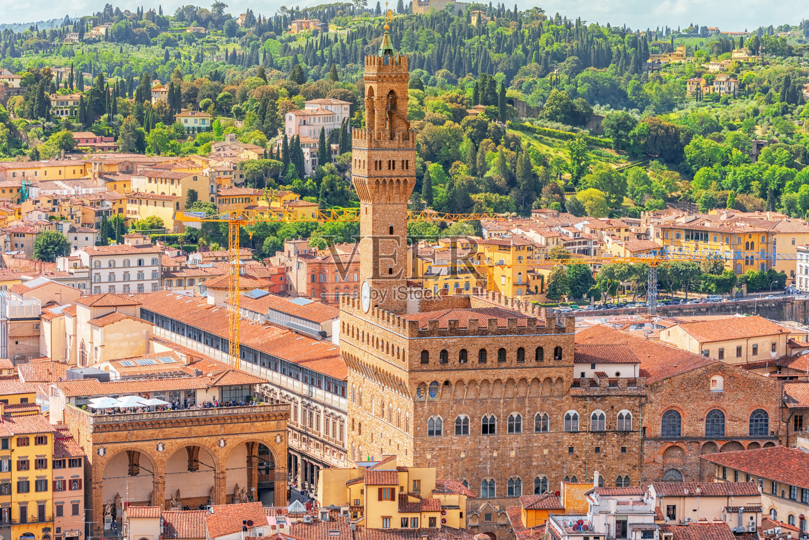 上面是美丽的风景——维琪奥宫(Palazzo Vecchio)，建于1299-1314年，是这座城市最著名的建筑之一。照片摄影图片