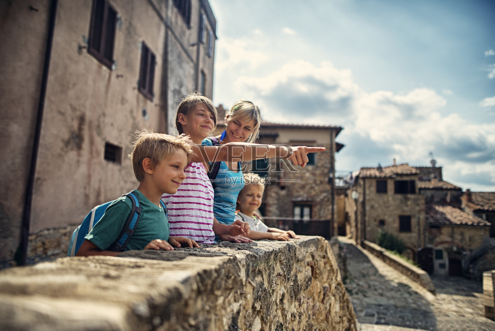 一家人在托斯卡纳参观美丽的意大利小镇照片摄影图片