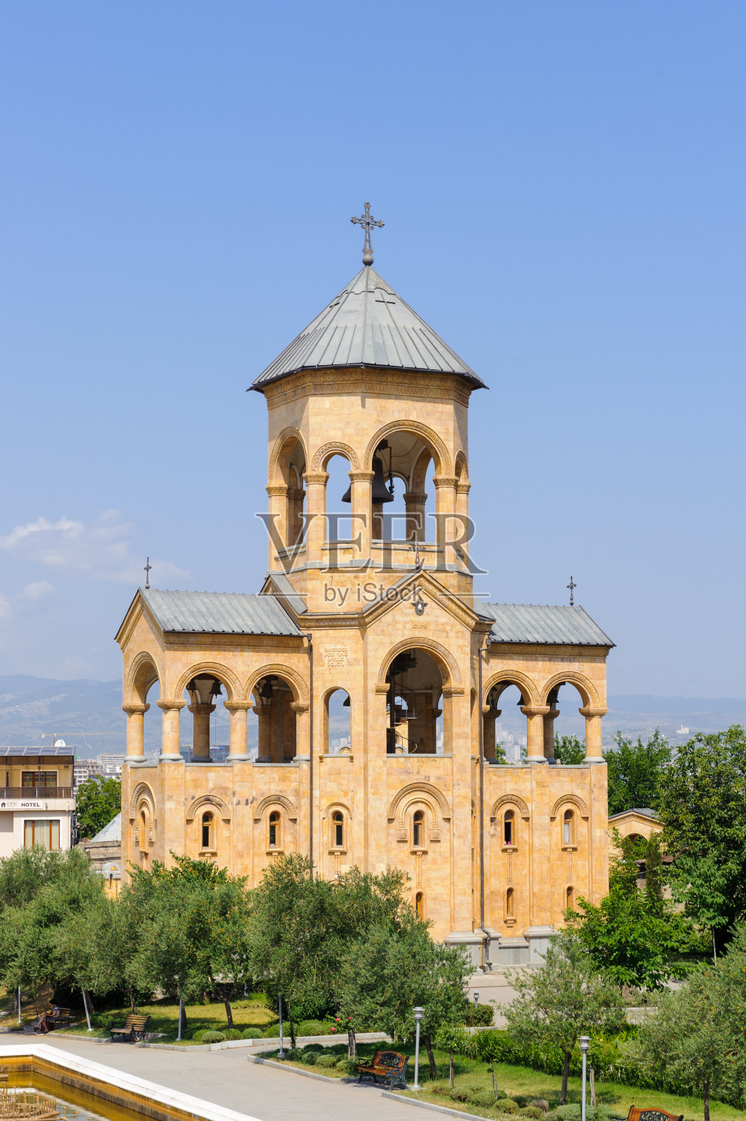 第比利斯圣三一大教堂的钟楼，格鲁吉亚东正教的主要大教堂照片摄影图片