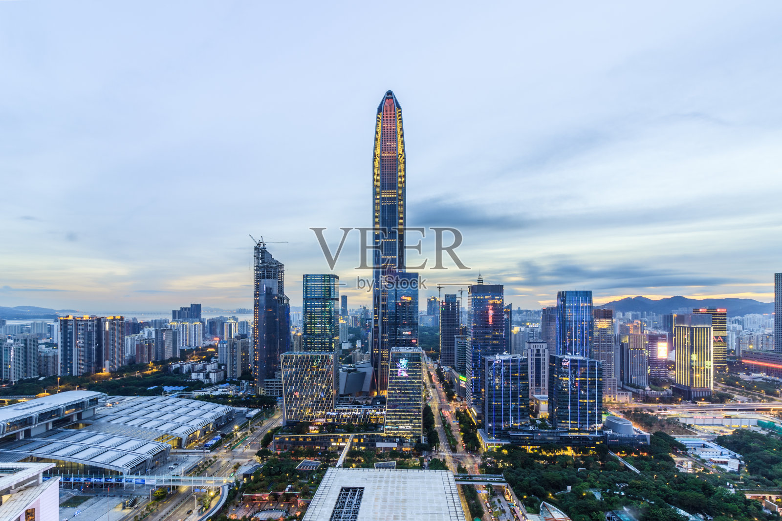 深圳市中心的摩天大楼和天际线照片摄影图片