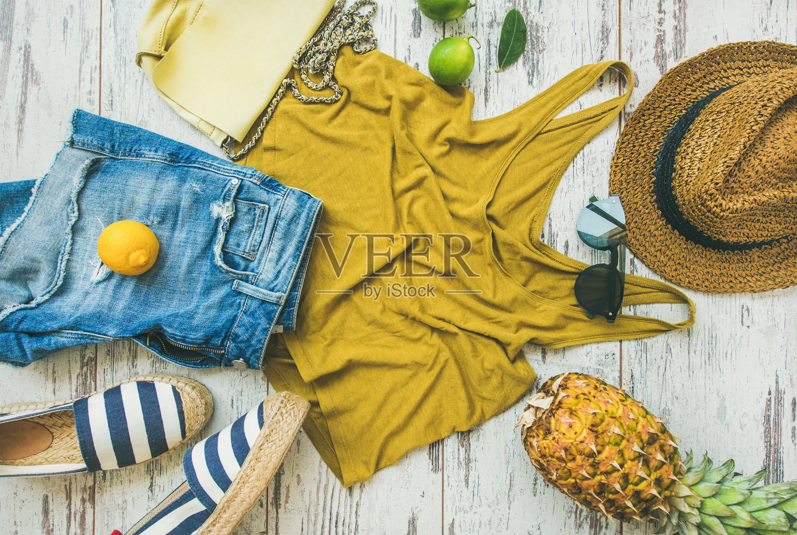 色彩缤纷的夏季服装平铺在柔和的背景，俯视图照片摄影图片
