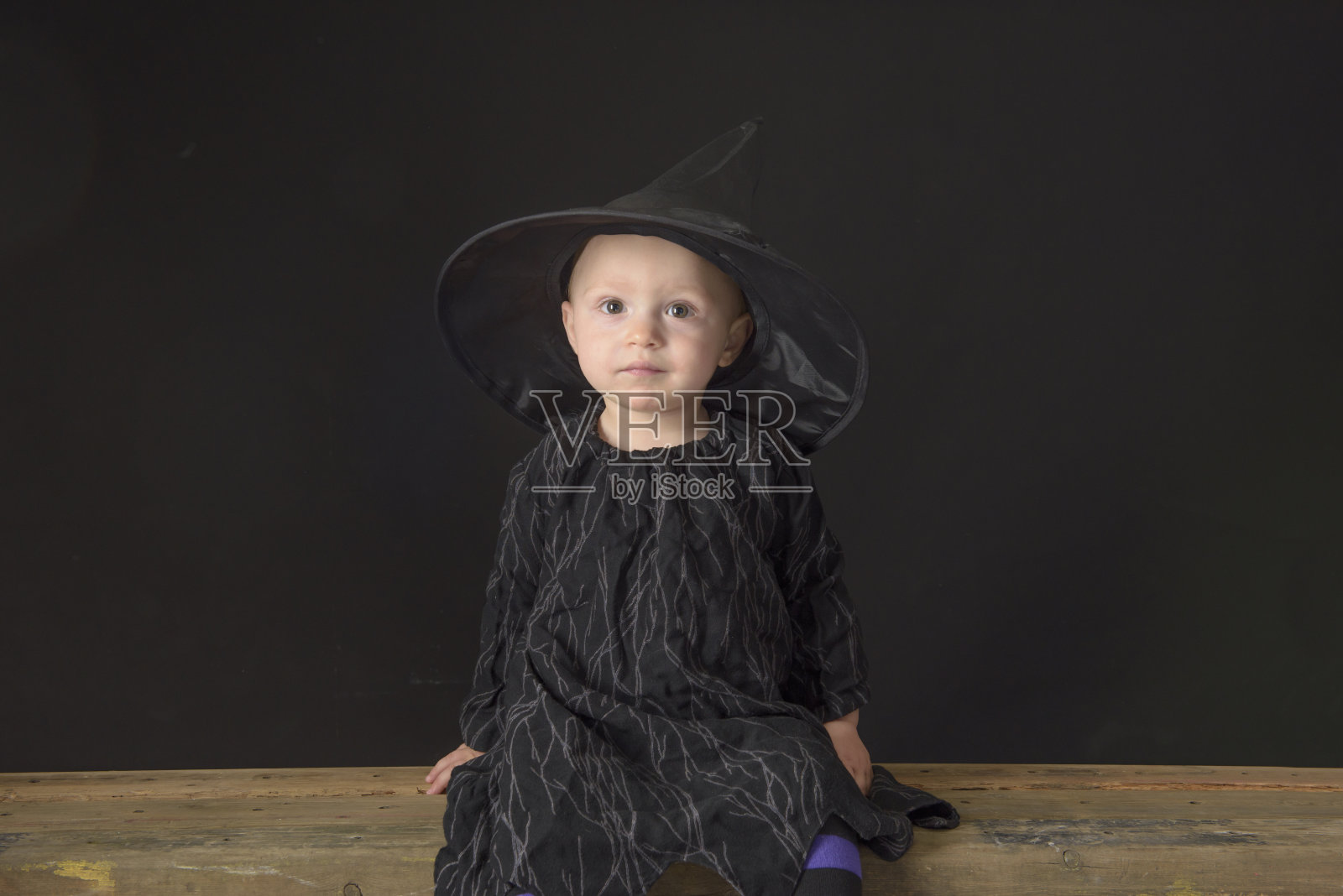 黑色的万圣节小女巫照片摄影图片