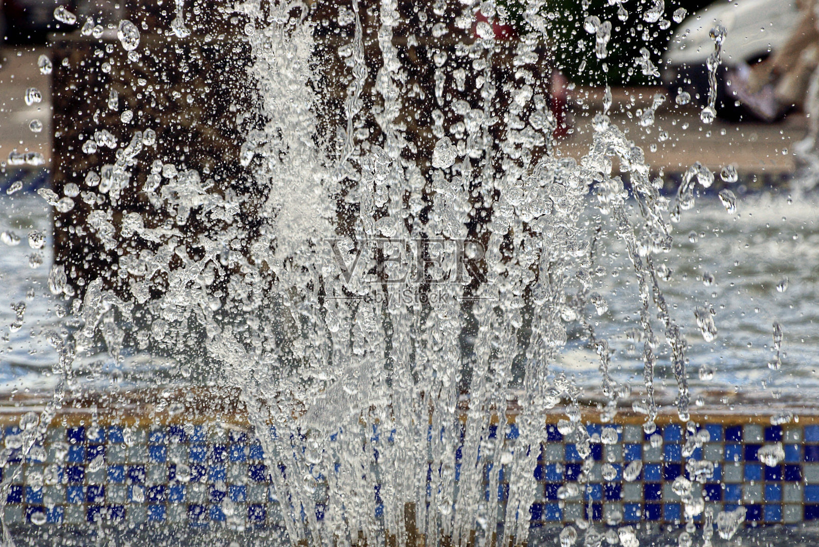 从城市喷泉的水滴和飞溅照片摄影图片