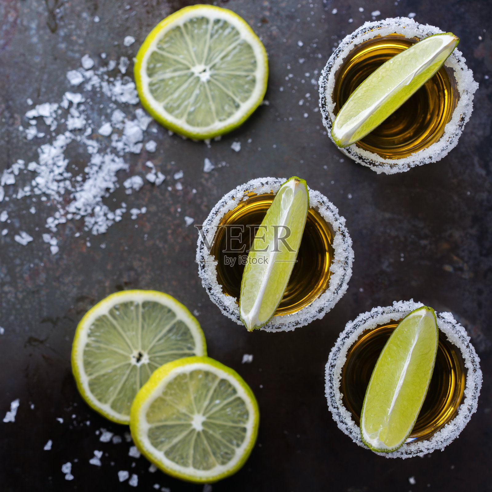 金色的墨西哥龙舌兰酒配青柠和盐照片摄影图片