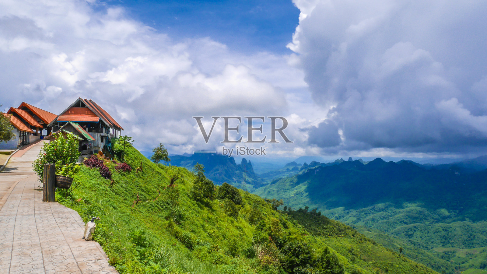 老挝万荣至琅普拉邦沿途多云天空背景下的山景景观。照片摄影图片