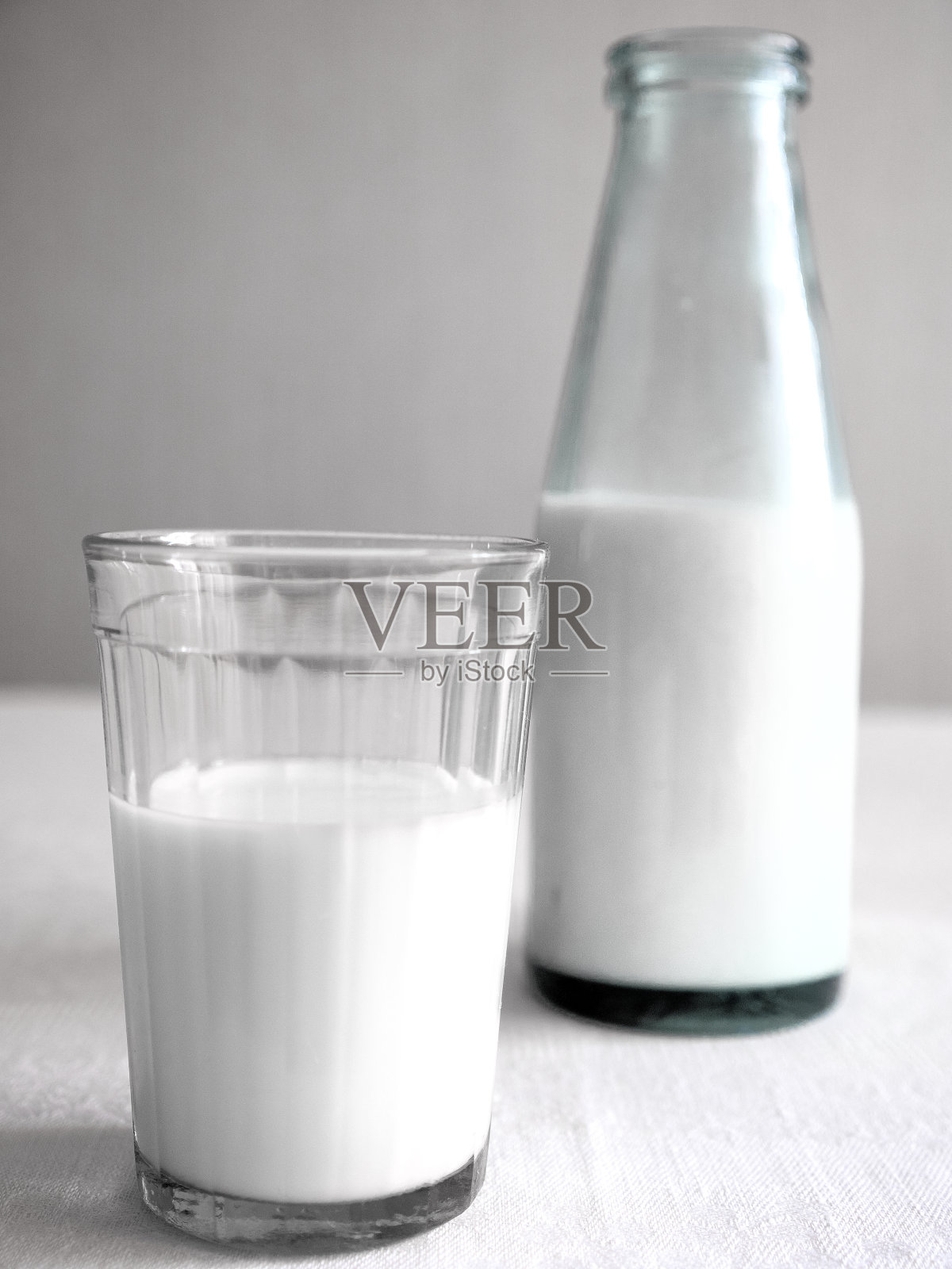一瓶牛奶照片摄影图片
