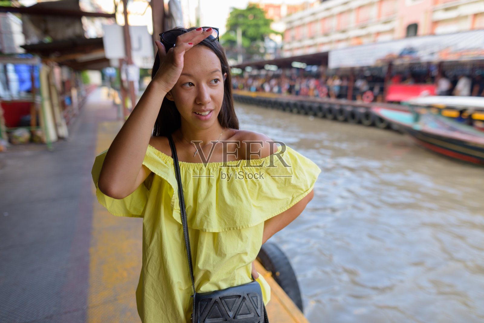 年轻美丽的多民族旅游妇女的肖像在水出租车站在泰国曼谷照片摄影图片
