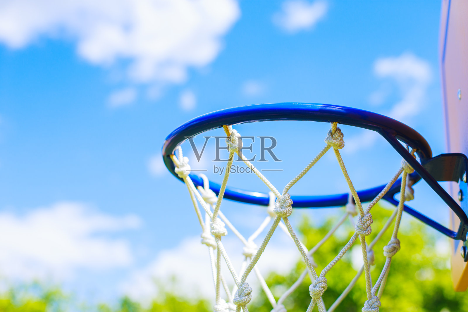 篮球环在蓝天的背景照片摄影图片