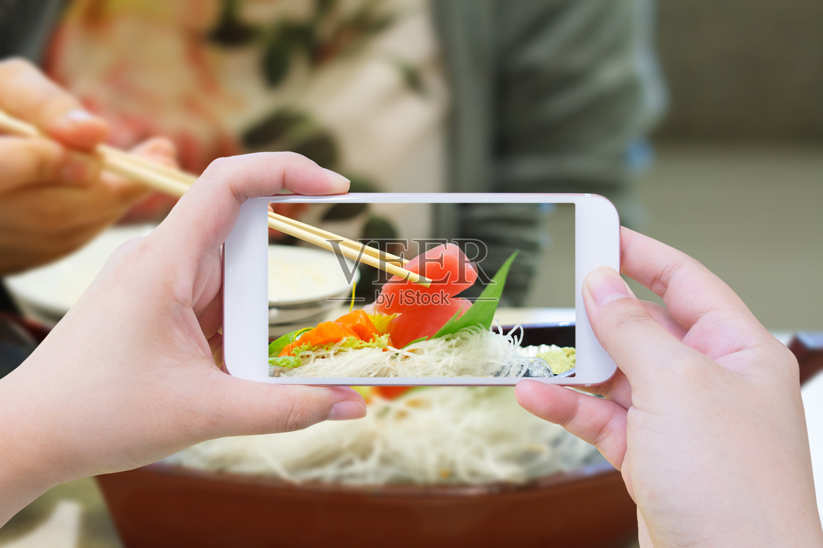 拍摄日本生鱼片寿司套装照片摄影图片
