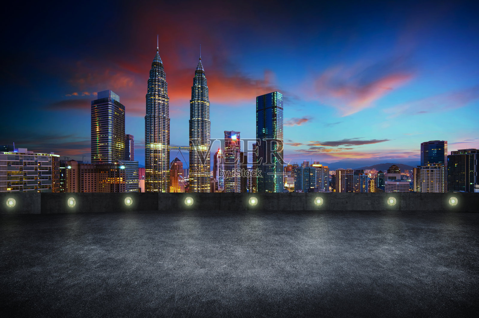 空的侧视图沥青停车场与吉隆坡城市天际线，夜景。照片摄影图片