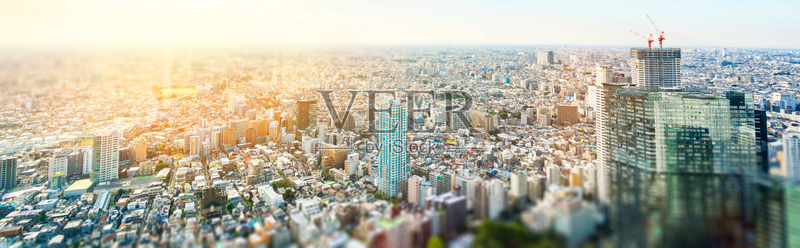 全景现代城市天际线鸟瞰鸟瞰图在戏剧性的太阳和早晨蓝色多云的天空在东京，日本。微型Tilt-shift效应照片摄影图片