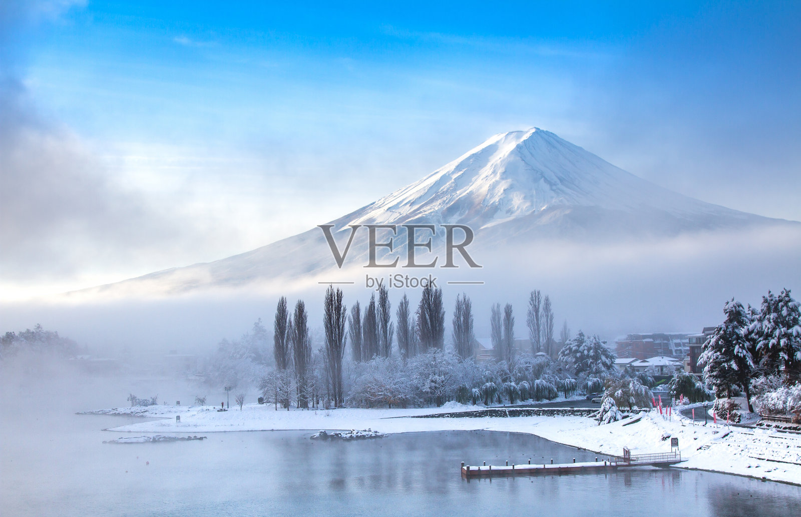 日本川口湖的富士山冬天下雪照片摄影图片