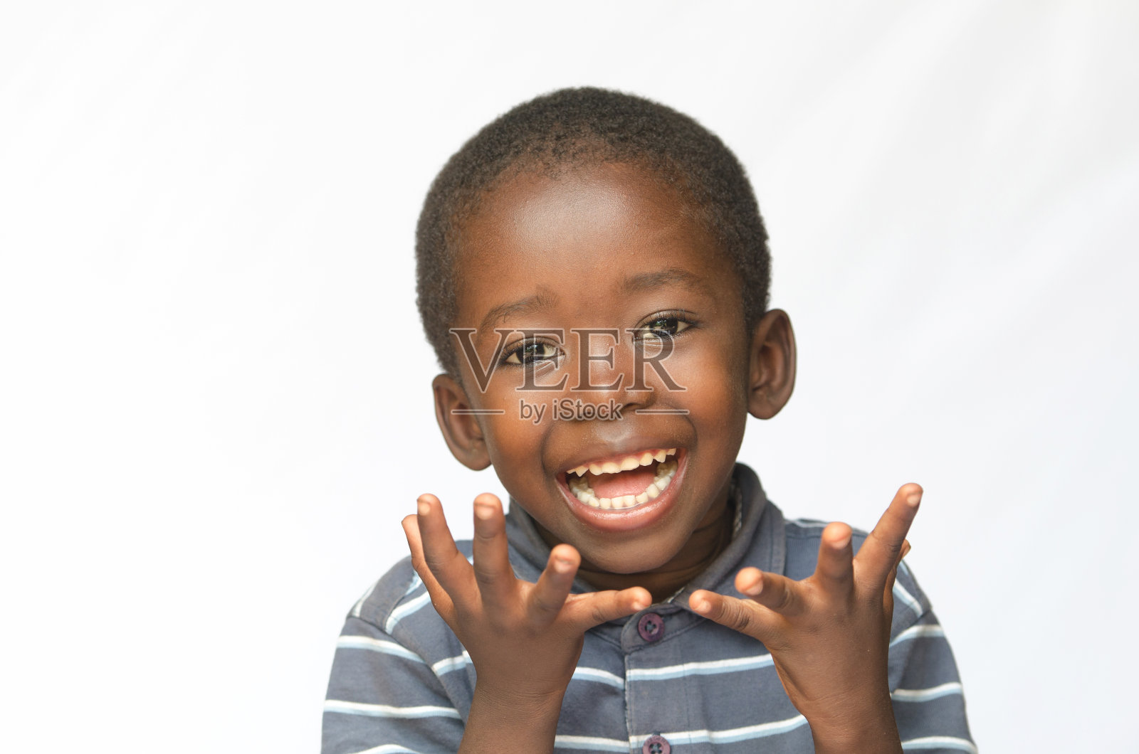 惊讶的小非洲男孩兴奋地得到一个礼物孤立的白人照片摄影图片