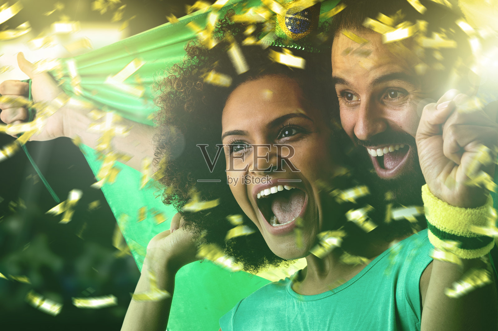 一对巴西球迷在白色背景下庆祝照片摄影图片