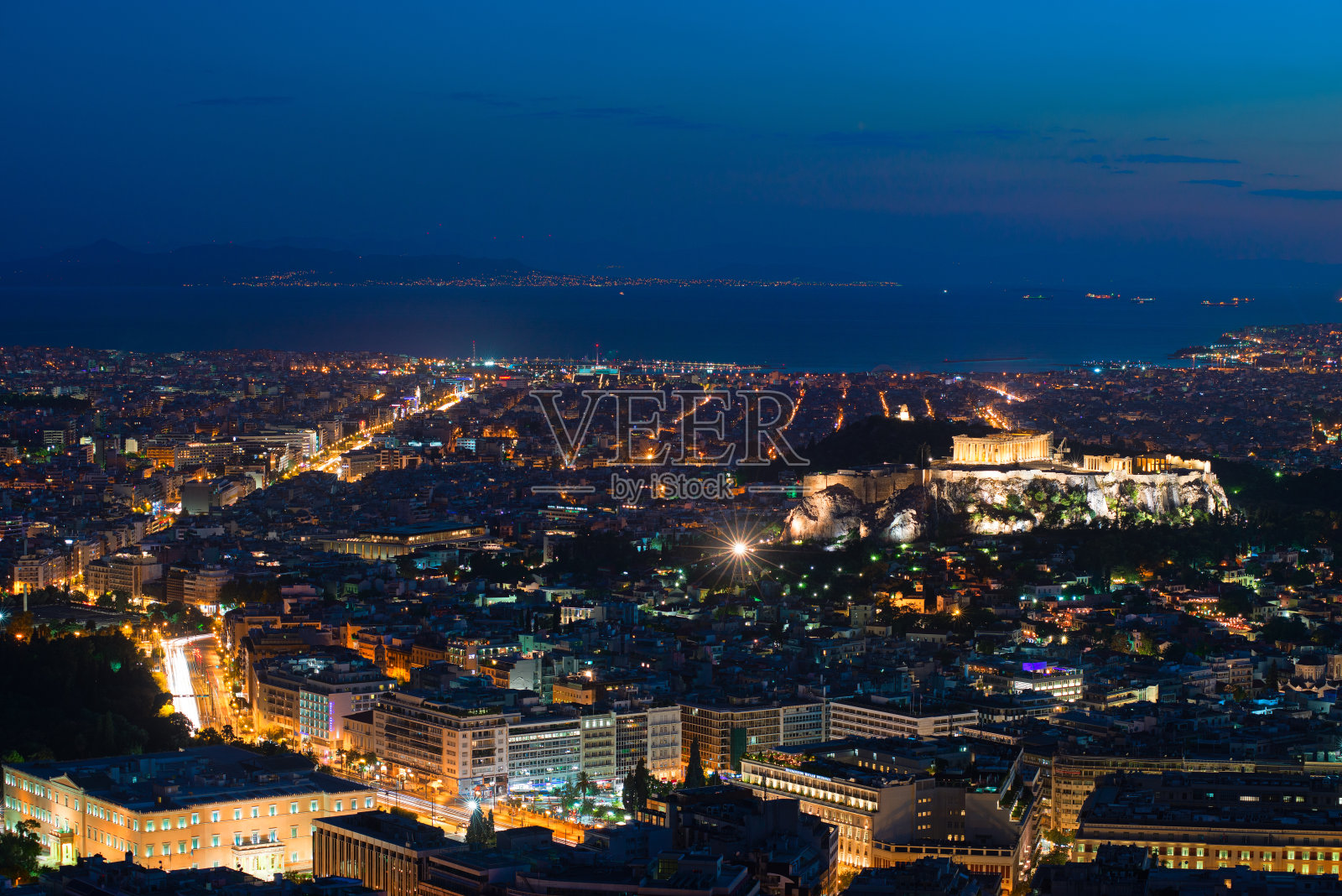 雅典之夜，从利卡贝托山眺望照片摄影图片