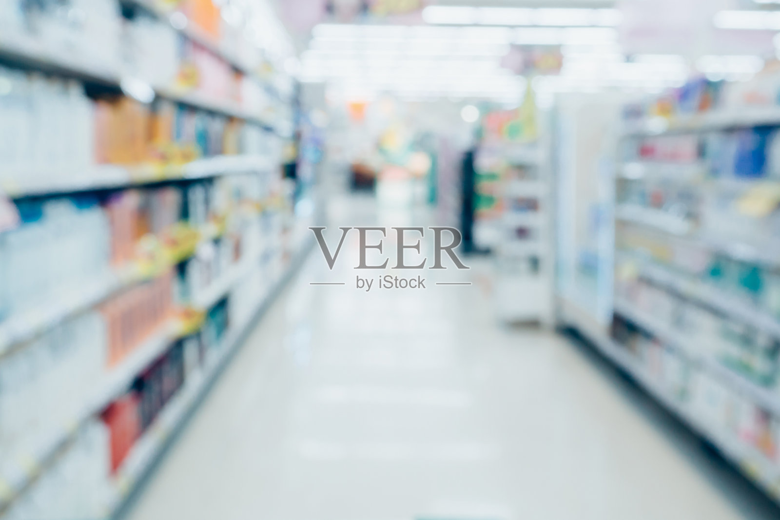 摘要超市过道用模糊的健康美容产品货架作为背景照片摄影图片