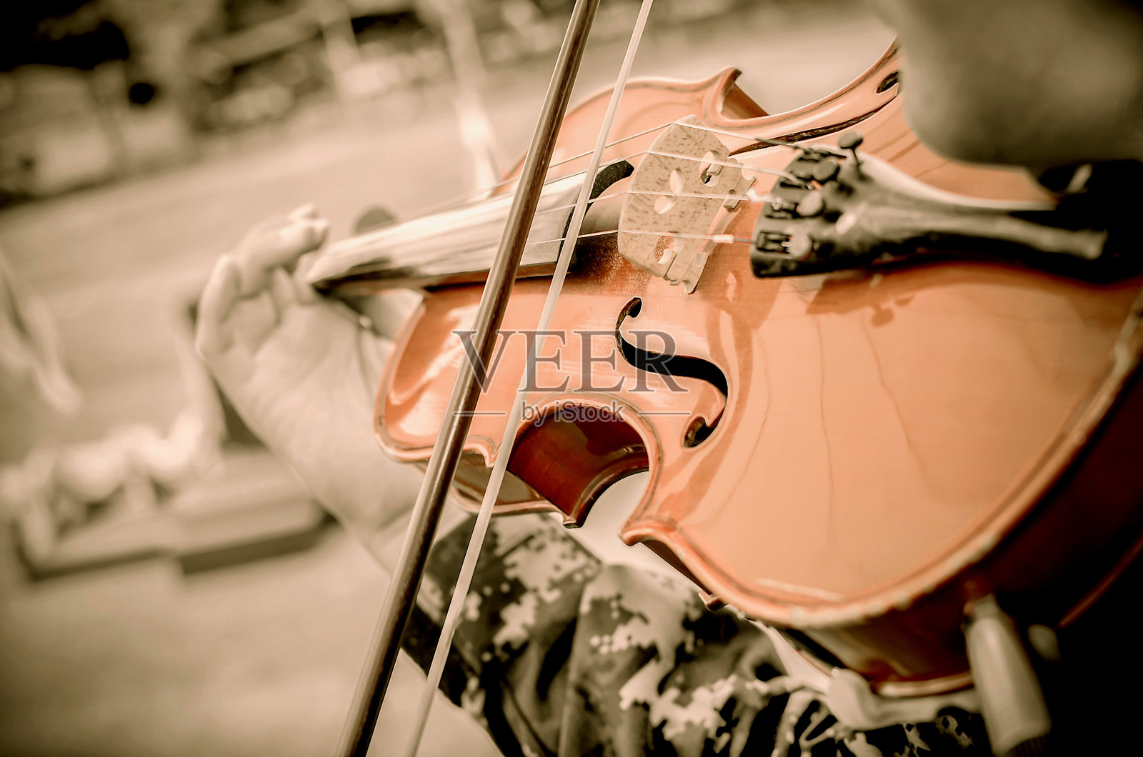 用手拉小提琴的弦照片摄影图片
